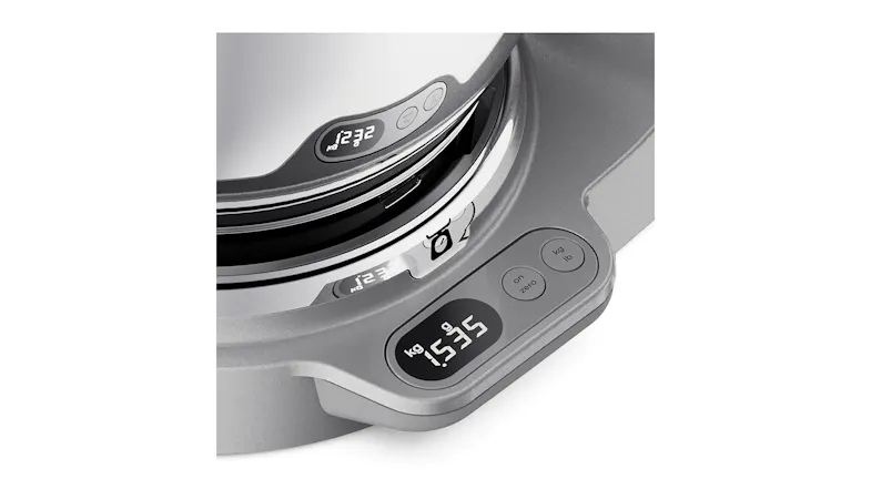 Close‑up of the built‑in digital weighing scale at the base of the mixer, displaying measurement readings Close‑up of the built‑in digital weighing scale at the base of the mixer, displaying measurement readings
