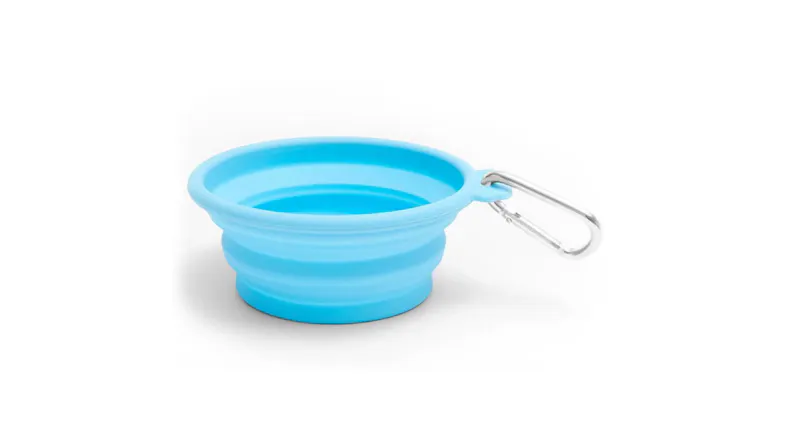 Blue collapsible silicone GiGwi portable pet bowl with a metal carabiner attached Blue collapsible silicone GiGwi portable pet bowl with a metal carabiner attached