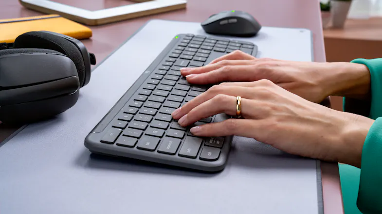 Logitech MK950 Signature Slim Wireless Keyboard and Mouse Combo - Graphite Logitech MK950 Signature Slim Wireless Keyboard and Mouse Combo - Graphite
