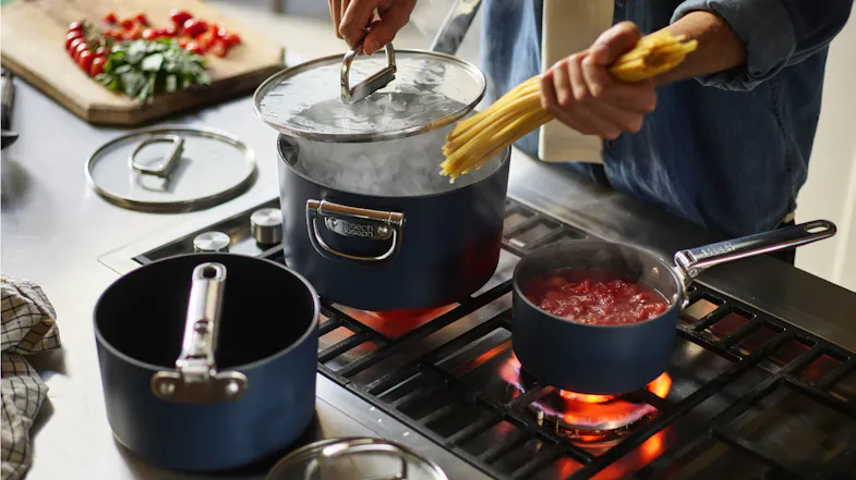 Joseph Joseph "Space" Non-Stick Saucepan with Lid, Fold-Away Handle 19cm - Navy Joseph Joseph "Space" Non-Stick Saucepan with Lid, Fold-Away Handle 19cm - Navy