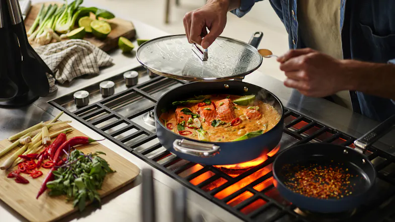 Joseph Joseph "Space" Non-Stick Saute Pan with Lid, Fold-Away Handles 28cm - Navy Joseph Joseph "Space" Non-Stick Saute Pan with Lid, Fold-Away Handles 28cm - Navy
