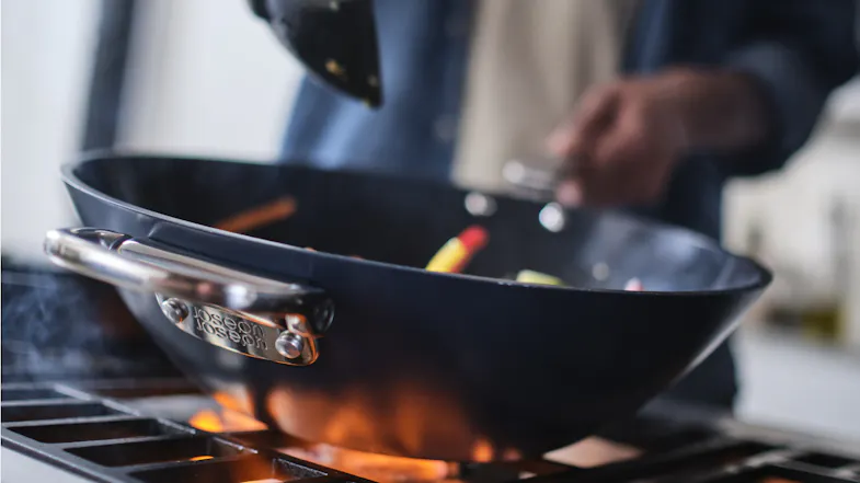 Joseph Joseph "Space" Non-Stick Wok with Fold-Away Handles 32cm - Navy Joseph Joseph "Space" Non-Stick Wok with Fold-Away Handles 32cm - Navy