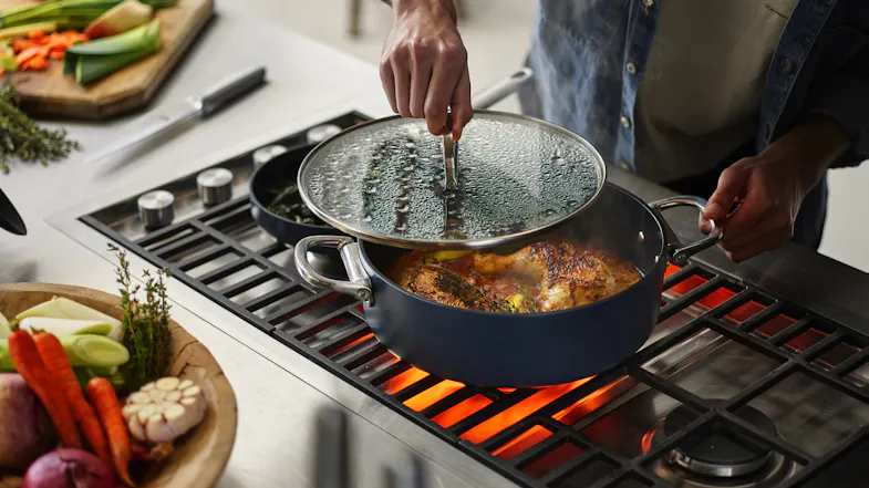Joseph Joseph "Space" Non-Stick Shallow Casserole Dish with Lid, Fold-Away Handles 28cm - Navy Joseph Joseph "Space" Non-Stick Shallow Casserole Dish with Lid, Fold-Away Handles 28cm - Navy