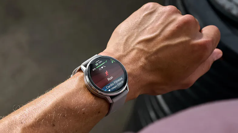 A person wearing a smartwatch showing a cardio run screen at zero duration A person wearing a smartwatch showing a cardio run screen at zero duration