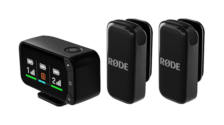 Two RODE transmitters and one receiver with a display showing battery and signal levels Two RODE transmitters and one receiver with a display showing battery and signal levels