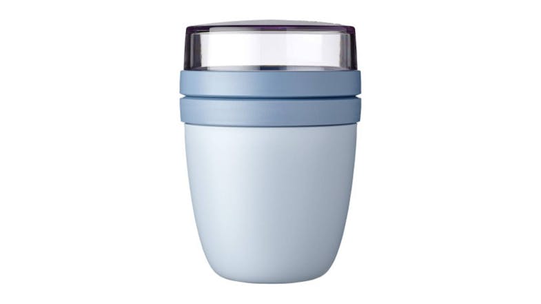 A Nordic Blue Mepal Ellipse Lunch Pot with a matte base and a transparent lid, shown upright A Nordic Blue Mepal Ellipse Lunch Pot with a matte base and a transparent lid, shown upright