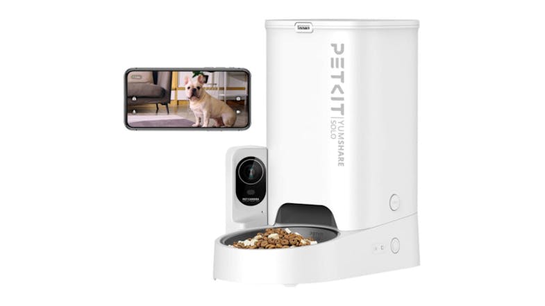 PetKit YumShare Solo pet feeder with camera shown beside a phone displaying a small dog on the screen PetKit YumShare Solo pet feeder with camera shown beside a phone displaying a small dog on the screen