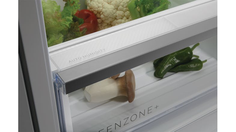 Detailed view of the silver handle on the Auto Humidity vegetable bin Detailed view of the silver handle on the Auto Humidity vegetable bin