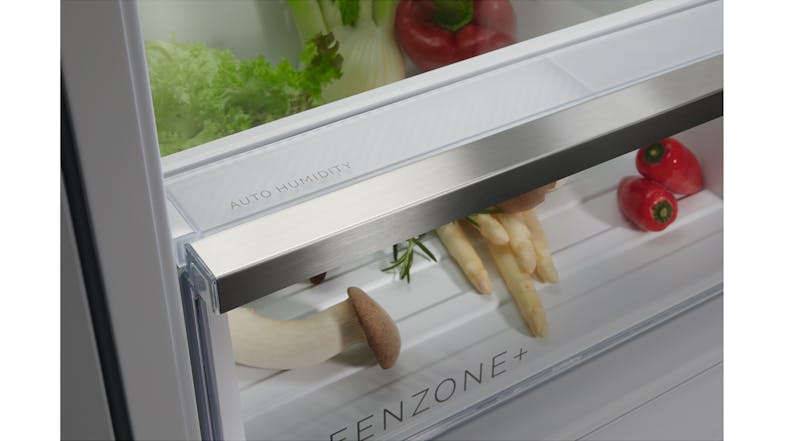 Close-up view of the GreenZone+ drawer filled with vegetables Close-up view of the GreenZone+ drawer filled with vegetables