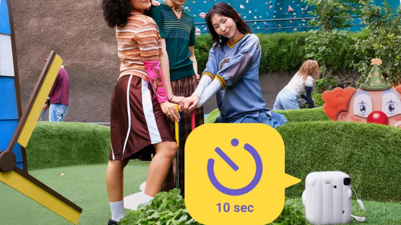 Group posing by a golf hole with a 10-second self-timer icon Group posing by a golf hole with a 10-second self-timer icon
