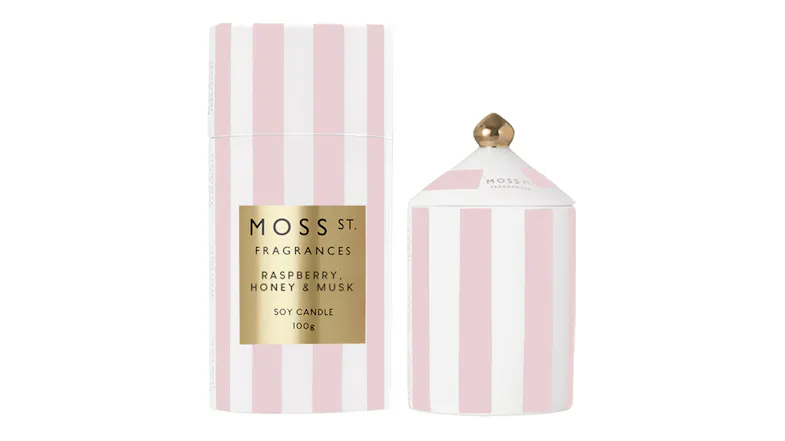 Moss St. Fragrances Raspberry, Honey & Musk mini candle displayed beside its packaging Moss St. Fragrances Raspberry, Honey & Musk mini candle displayed beside its packaging