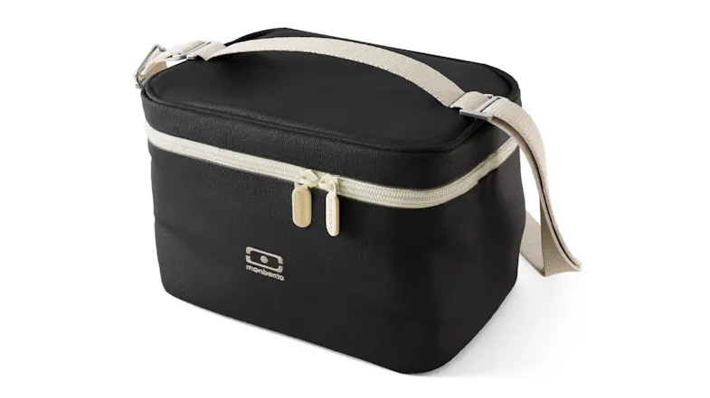 A left-angled view of the Monbento Arctic Lunch Bag in black onyx finish A left-angled view of the Monbento Arctic Lunch Bag in black onyx finish