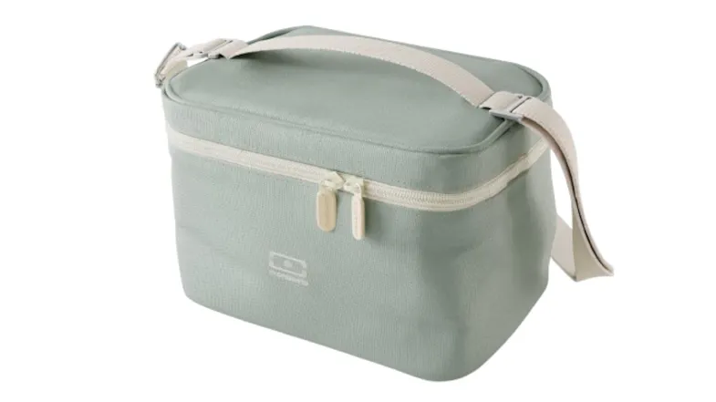 A left-angled view of the Monbento Arctic Lunch Bag in green natural finish A left-angled view of the Monbento Arctic Lunch Bag in green natural finish