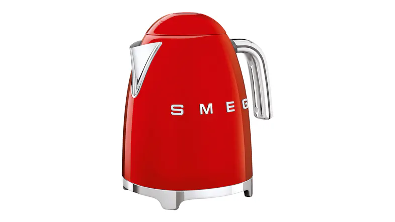 Angled view of the Smeg 50's style kettle with polished chrome handle Angled view of the Smeg 50's style kettle with polished chrome handle