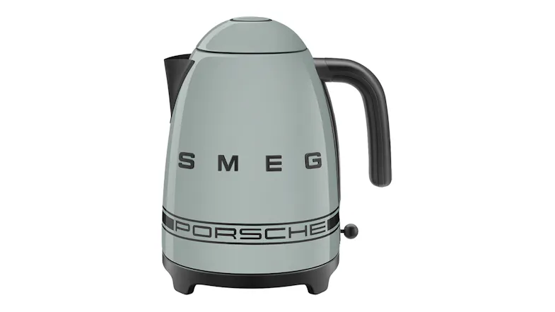 Front view of a green Smeg 50’s Style Kettle Porsche Edition with black racing stripes and logo Front view of a green Smeg 50’s Style Kettle Porsche Edition with black racing stripes and logo