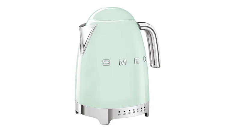 Angled view of the Smeg 50's style kettle with polished chrome handle Angled view of the Smeg 50's style kettle with polished chrome handle