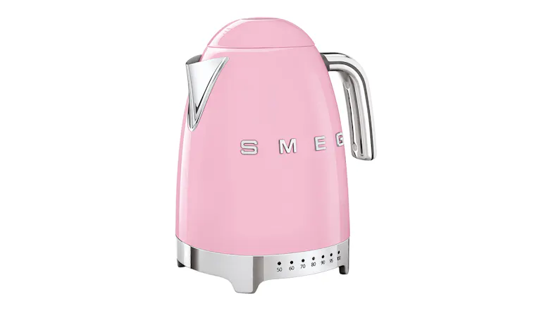Angled view of the Smeg 50's style kettle with polished chrome handle Angled view of the Smeg 50's style kettle with polished chrome handle