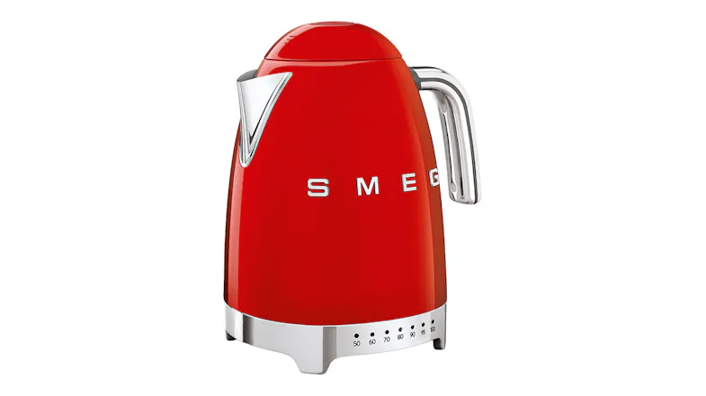 Angled view of the Smeg 50's style kettle with polished chrome handle Angled view of the Smeg 50's style kettle with polished chrome handle