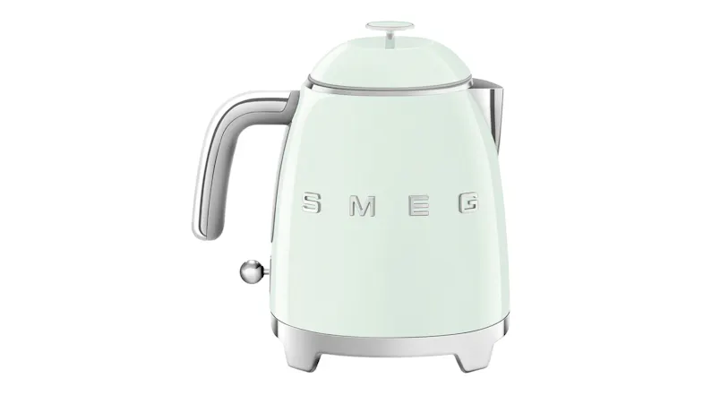 Right side view of the kettle with a silver SMEG text Right side view of the kettle with a silver SMEG text