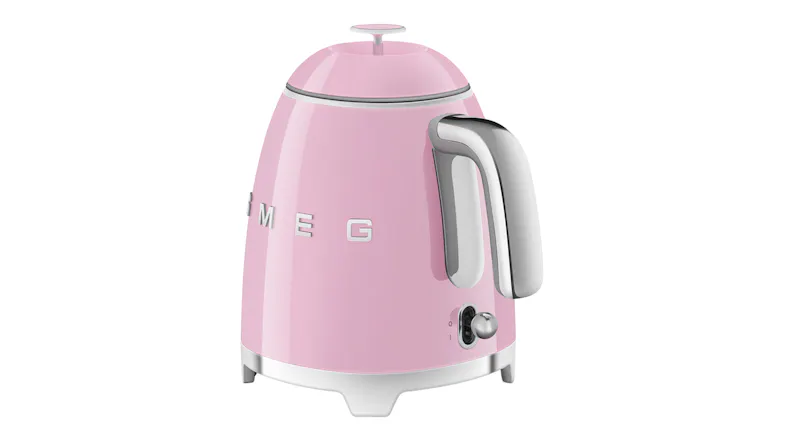 Angled rear view of the Smeg 50's style kettle with polished chrome handle Angled rear view of the Smeg 50's style kettle with polished chrome handle