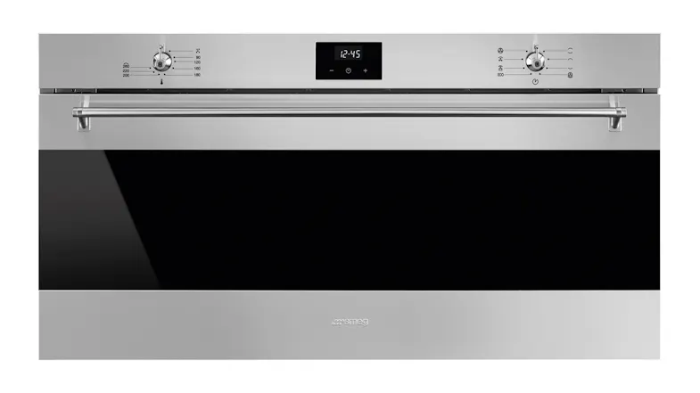 A front view of the Smeg Classic 90cm built-in oven in stainless steel with digital display, control knobs and a wide glass door design A front view of the Smeg Classic 90cm built-in oven in stainless steel with digital display, control knobs and a wide glass door design