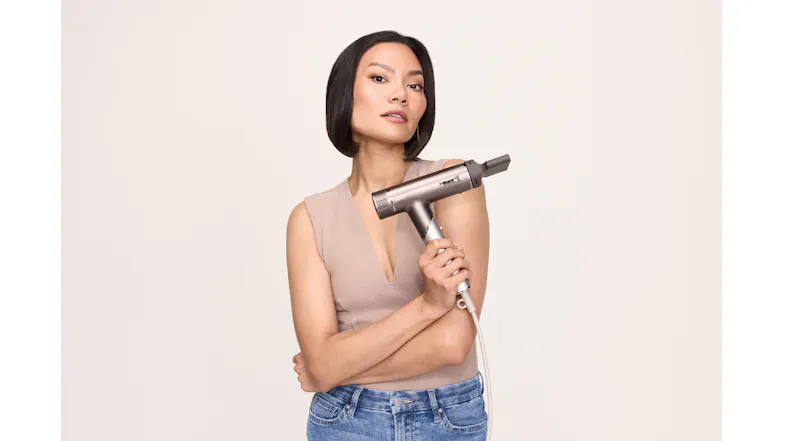 Person holding the mocha SpeedStyle Pro FLEX dryer with a concentrator nozzle attached Person holding the mocha SpeedStyle Pro FLEX dryer with a concentrator nozzle attached