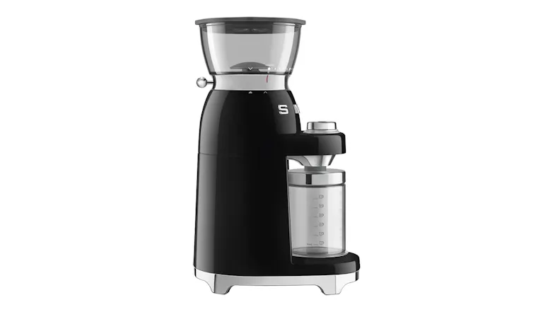 Side profile of the black Smeg grinder showing the curved корпус, clear hopper, and grounds container Side profile of the black Smeg grinder showing the curved корпус, clear hopper, and grounds container