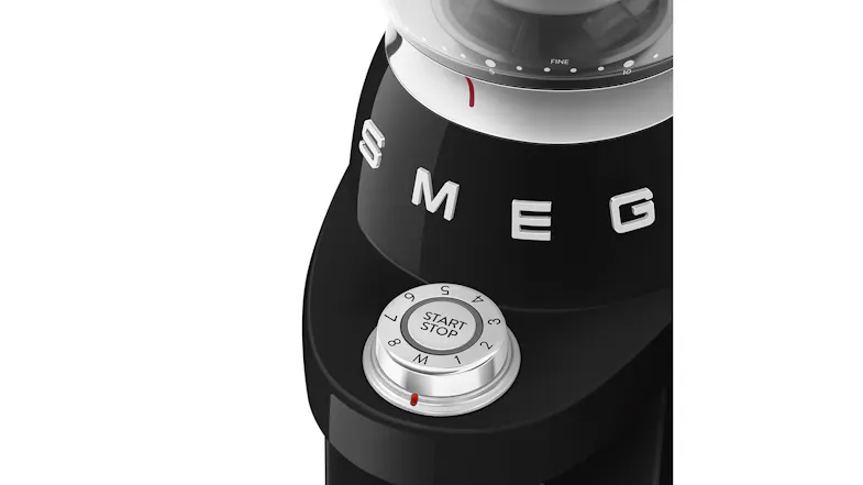 Close-up of the upper body showing the “SMEG” lettering and grind selection dial with labelled settings Close-up of the upper body showing the “SMEG” lettering and grind selection dial with labelled settings