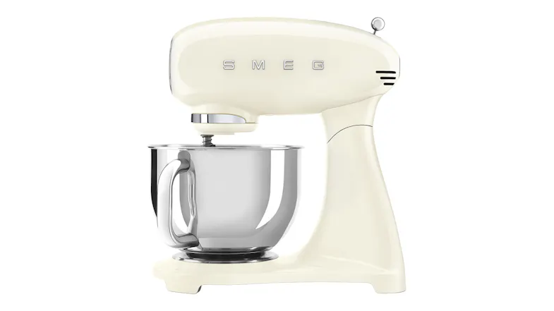 Side view of the glossy cream Smeg 4.8L stand mixer with a stainless steel bowl attached Side view of the glossy cream Smeg 4.8L stand mixer with a stainless steel bowl attached