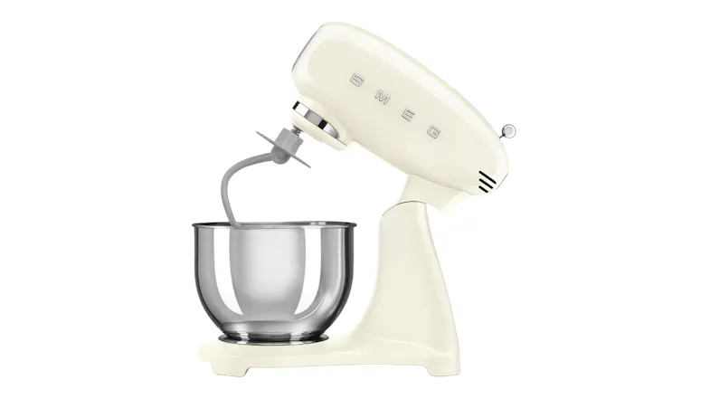 Side view of the stand mixer with tilt head raised, fitted with a dough hook attachment Side view of the stand mixer with tilt head raised, fitted with a dough hook attachment