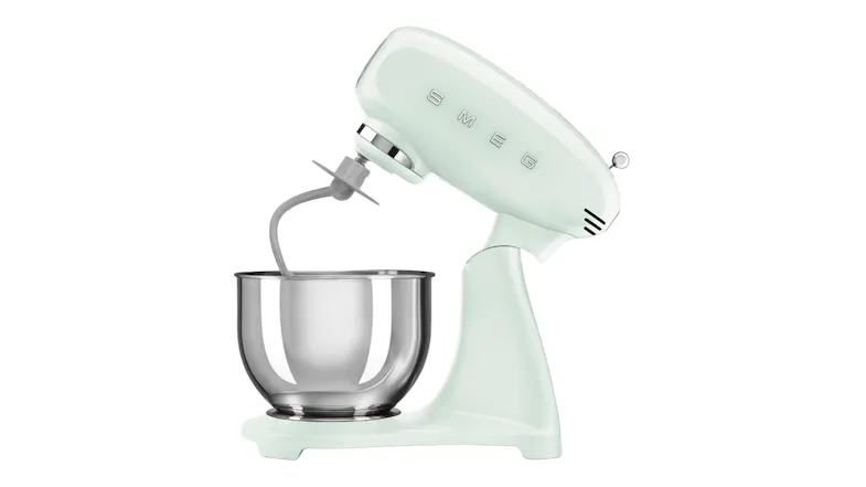 Side view of the stand mixer with tilt head raised, fitted with a dough hook attachment Side view of the stand mixer with tilt head raised, fitted with a dough hook attachment