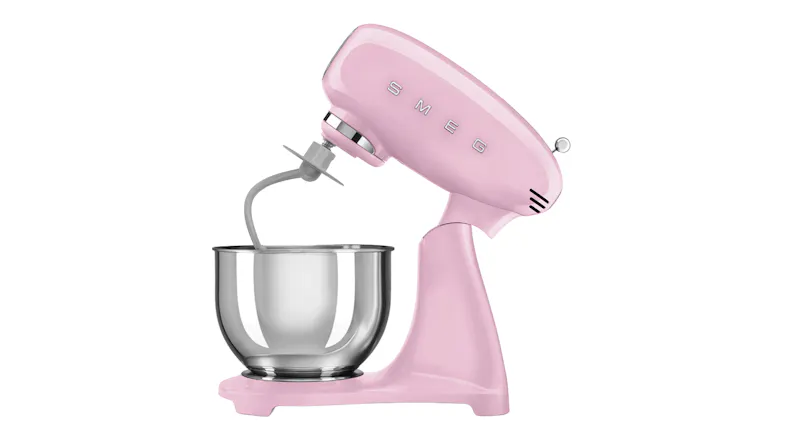 Side view of the stand mixer with tilt head raised, fitted with a dough hook attachment Side view of the stand mixer with tilt head raised, fitted with a dough hook attachment