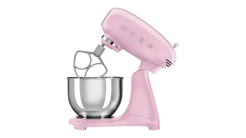 Side angle of the Smeg mixer with tilt head raised, fitted with a flex-edge or alternative beater attachment Side angle of the Smeg mixer with tilt head raised, fitted with a flex-edge or alternative beater attachment