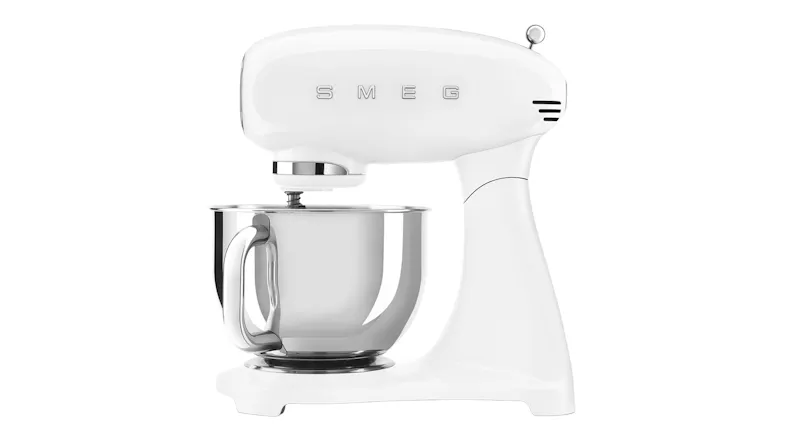 Side view of the glossy white Smeg 4.8L stand mixer with a stainless steel bowl attached Side view of the glossy white Smeg 4.8L stand mixer with a stainless steel bowl attached