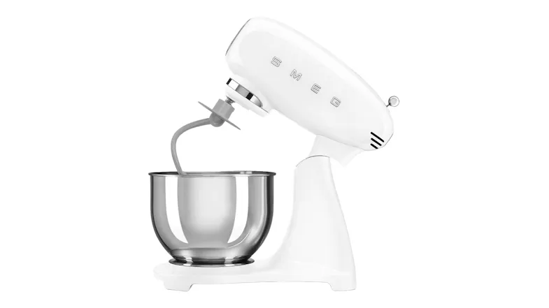 Side view of the stand mixer with tilt head raised, fitted with a dough hook attachment Side view of the stand mixer with tilt head raised, fitted with a dough hook attachment