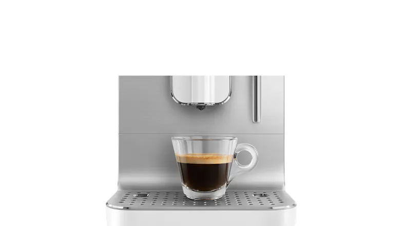 Front view of the machine, highlighting a glass cup of espresso on the drip tray Front view of the machine, highlighting a glass cup of espresso on the drip tray