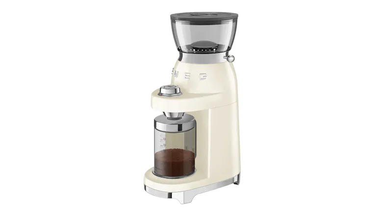 Smeg coffee grinder with ground coffee inside a clear container, showing modern design and precise grind settings Smeg coffee grinder with ground coffee inside a clear container, showing modern design and precise grind settings