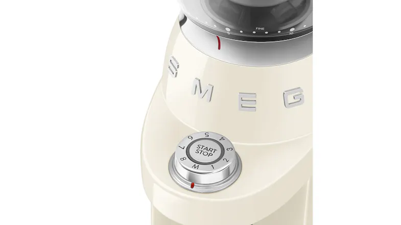 A close-up of the Smeg grinder’s start-stop dial and grind adjustment ring marked “Fine,” with red indicator line A close-up of the Smeg grinder’s start-stop dial and grind adjustment ring marked “Fine,” with red indicator line