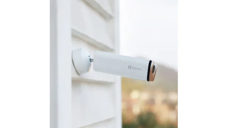 EZVIZ CB5 4K wire-free security camera mounted on an exterior wall EZVIZ CB5 4K wire-free security camera mounted on an exterior wall