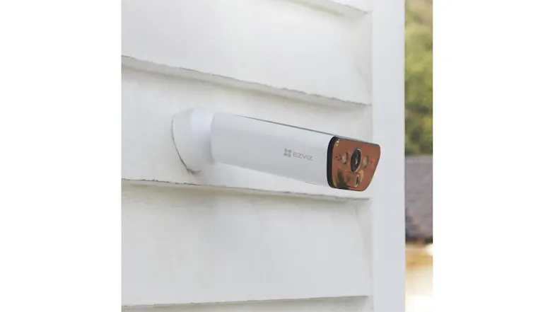 Side view of the EZVIZ CB5 camera installed on house cladding, highlighting its compact design Side view of the EZVIZ CB5 camera installed on house cladding, highlighting its compact design