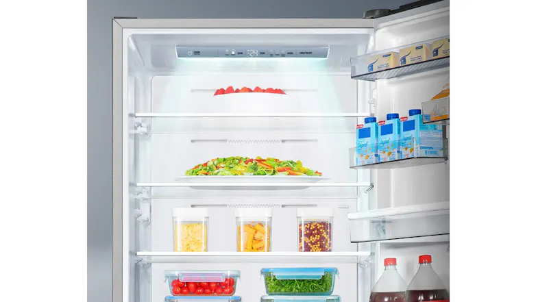 Interior view of the Hisense 415L refrigerator compartment, showcasing adjustable shelves Interior view of the Hisense 415L refrigerator compartment, showcasing adjustable shelves