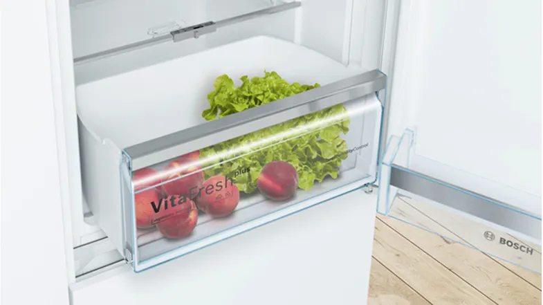 Close-up view showing the clear bottom vegetable drawer Close-up view showing the clear bottom vegetable drawer