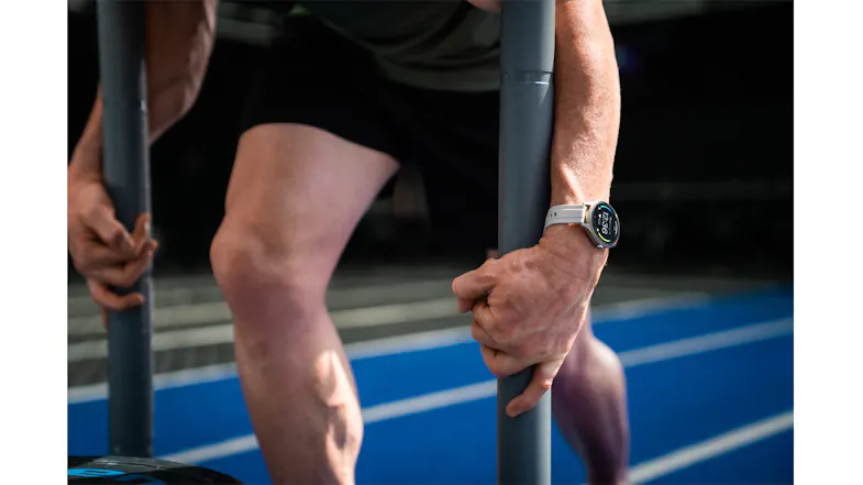 Close-up of the smartwatch on a wrist during gym training, emphasising the sporty design Close-up of the smartwatch on a wrist during gym training, emphasising the sporty design