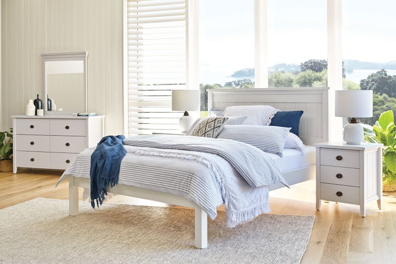 La Resta 4 Piece Queen Dresser and Mirror Bedroom Suite