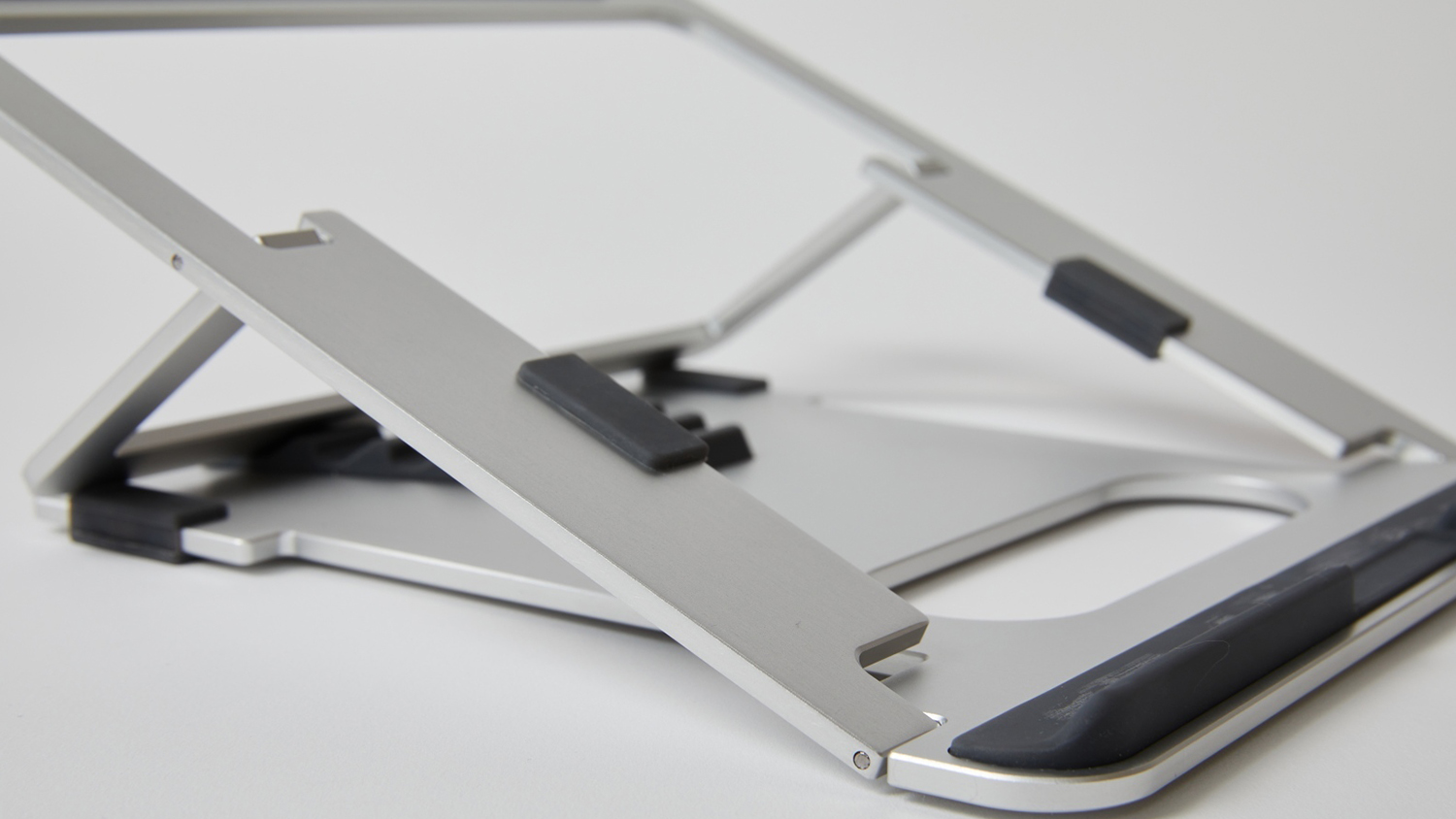 Pout EYES 3 Angle Aluminum Portable Laptop Stand Silver Harvey