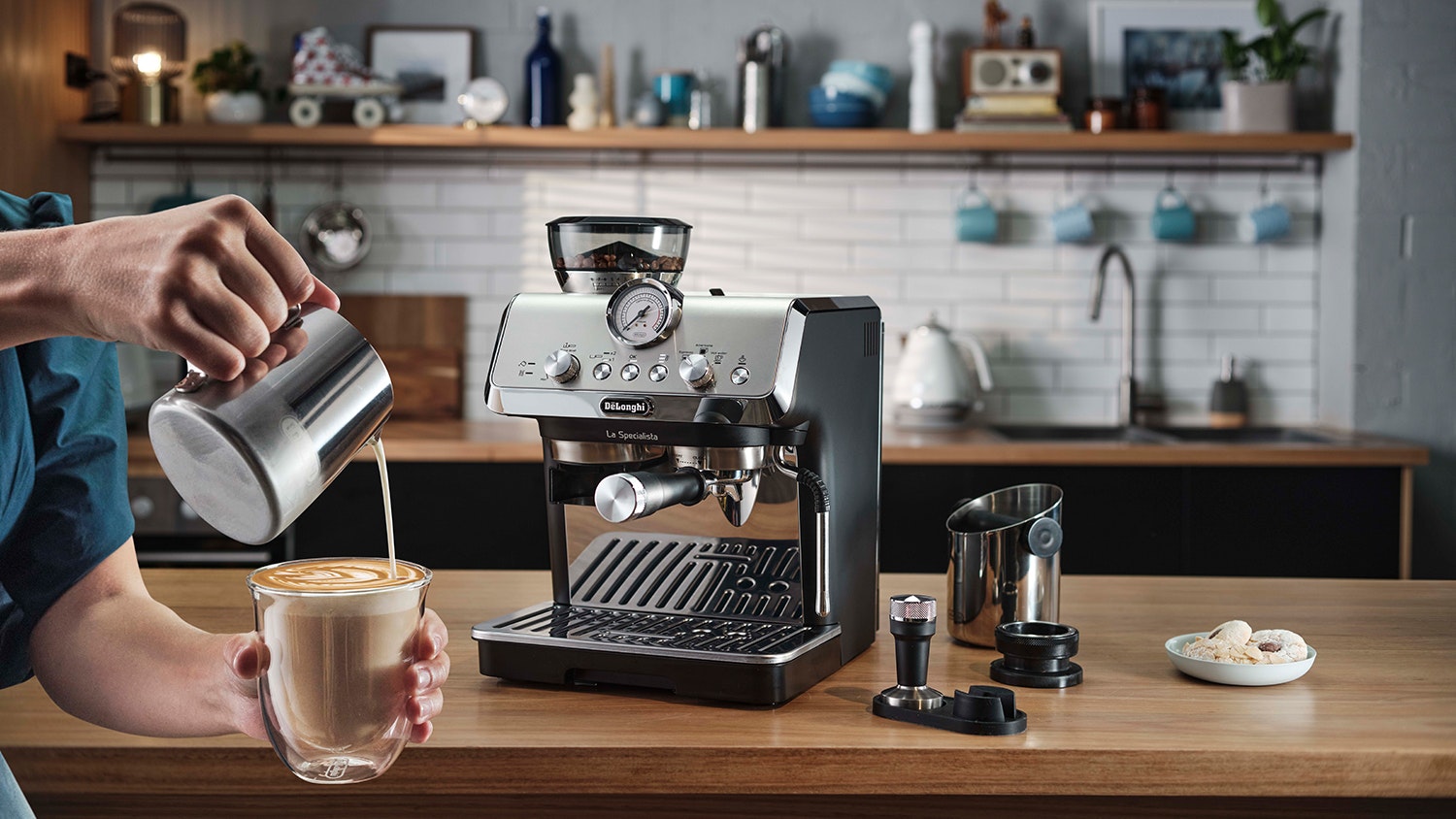 De’Longhi La Specialista Arte EC9155MB, Espresso Machine with Grinder, Bean to Cup Coffee ＆ Cappuccino Maker with Professional Steamer, My Latte Art