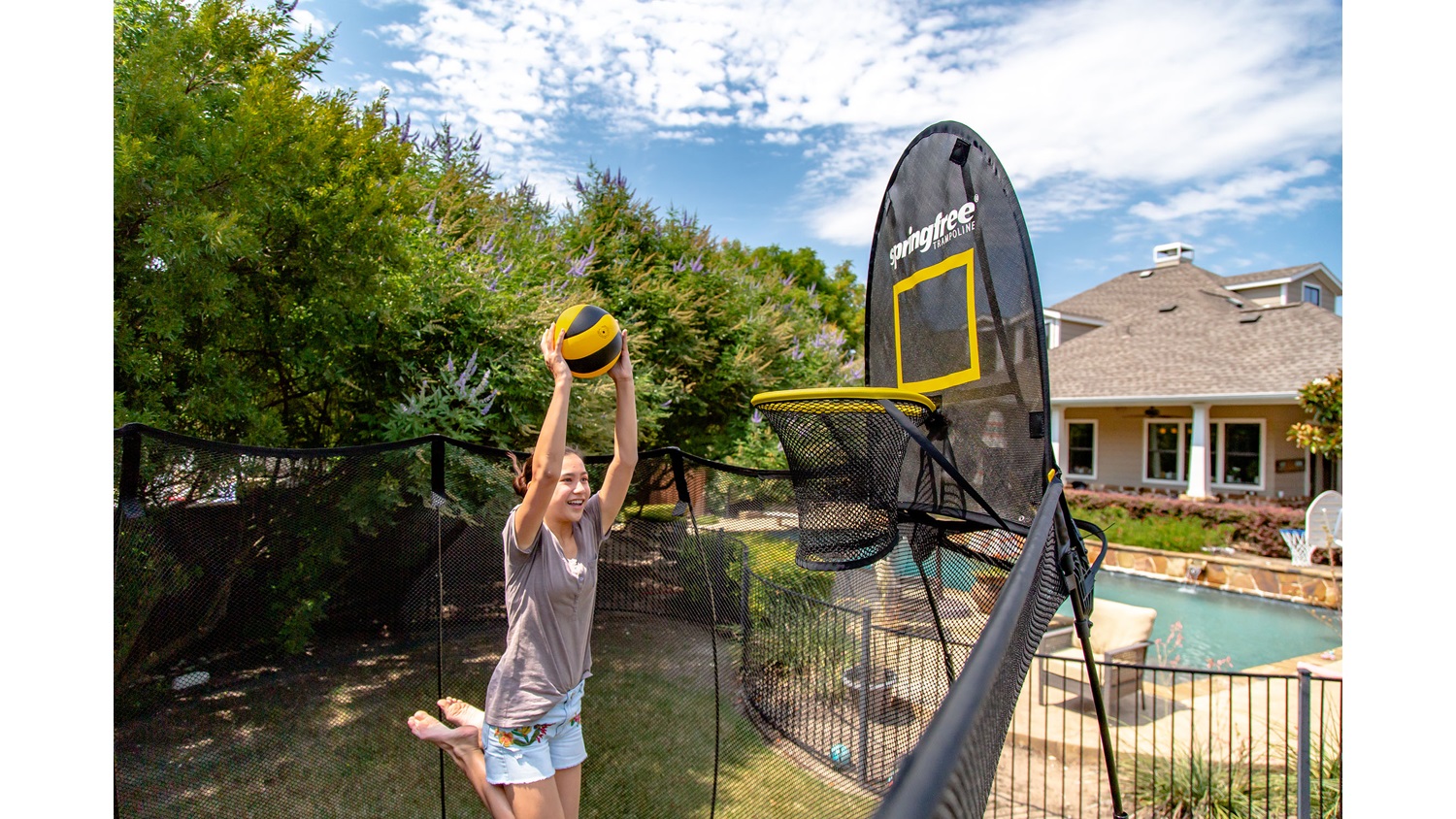 Springfree trampoline with basketball clearance hoop