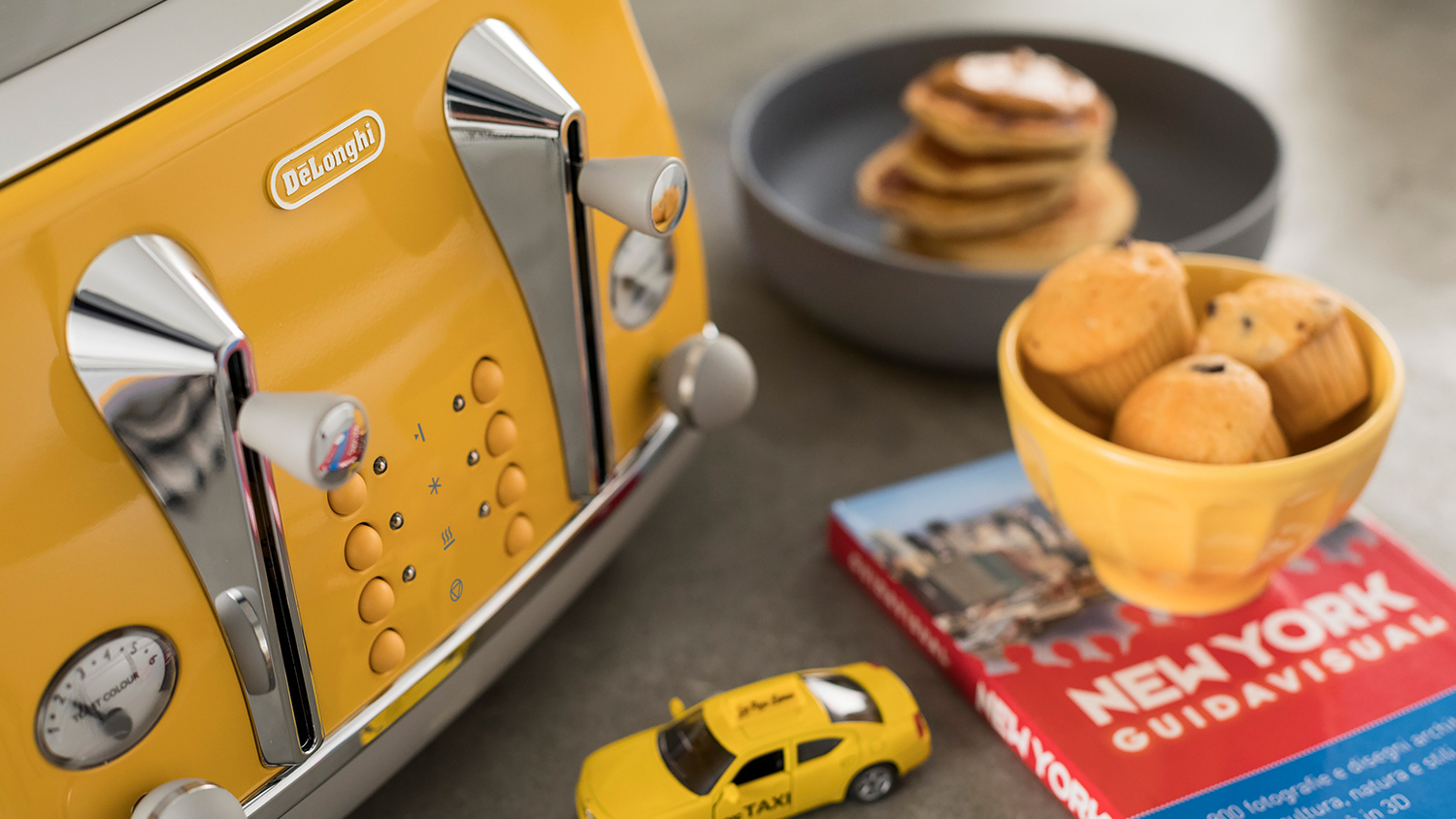 DeLonghi Icona Capitals 4 Slice Toaster New York Yellow Harvey