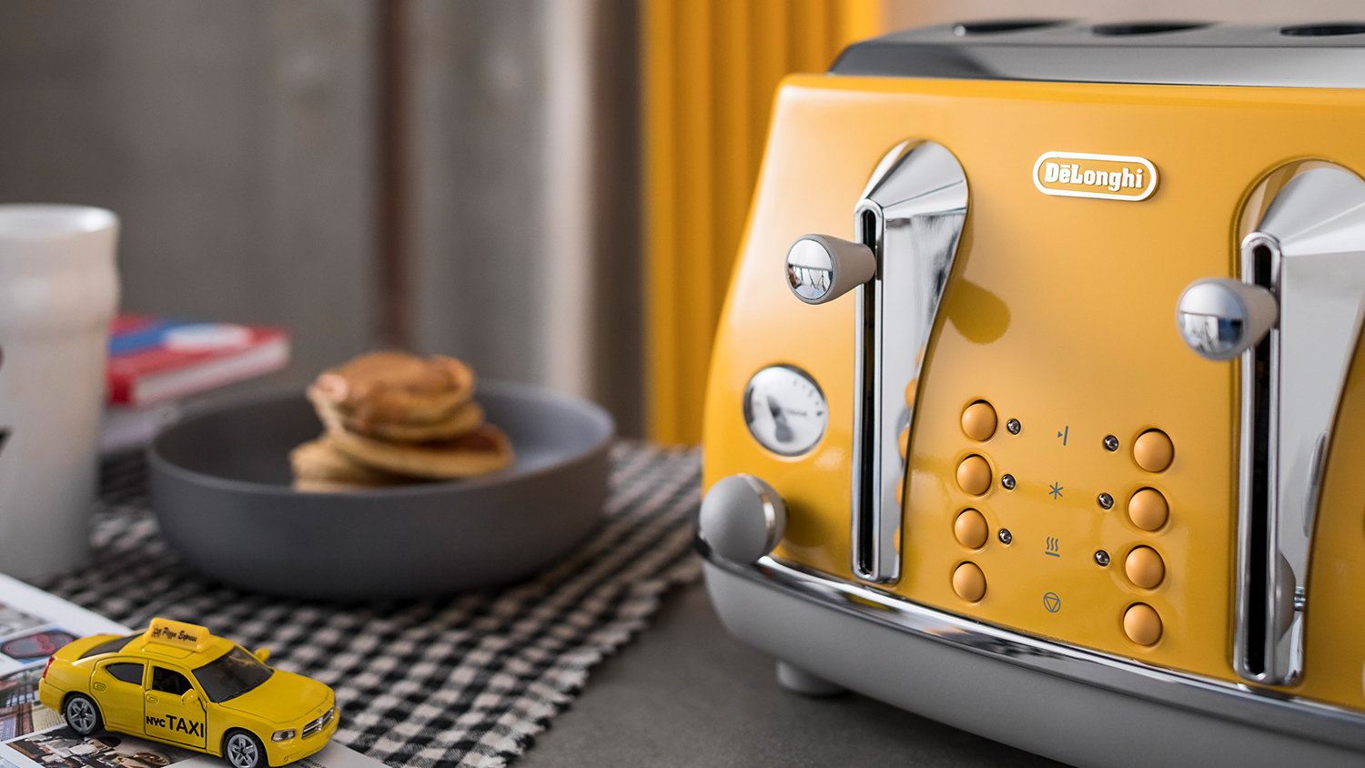 DeLonghi Icona Capitals 4 Slice Toaster New York Yellow Harvey