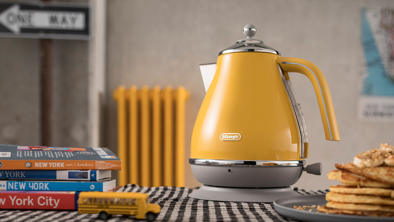 DeLonghi Icona Capitals 1.7L Kettle New York Yellow Harvey